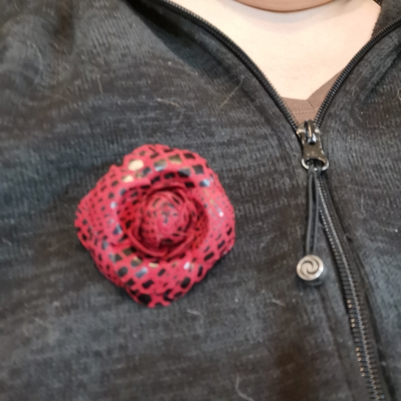 Vintage Red and Black Snakeskin Pattern Fabric Flower Brooch - Picture 8 of 9
